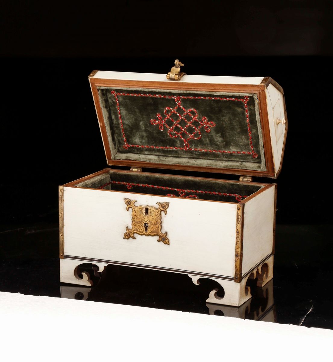 Piccolo Cofanetto in Legno Rivestito in Avorio con Finimenti in Ottone e Bronzo, Manifattura Ital...
