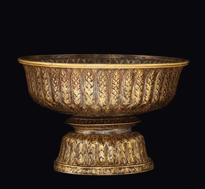 Coppa in Argento Sbalzato e Ageminato, Burma XIX-XX Secolo