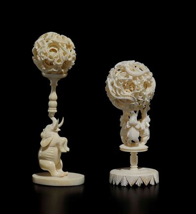 Due Sculture in Avorio Raffiguranti Elefanti che con la Proboscide Sorreggono Sfere con Draghi a ...