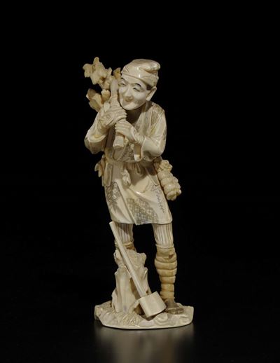 Figura di Taglialegna con Ascia Scolpito in Avorio, Giappone, Inizio XX Secolo