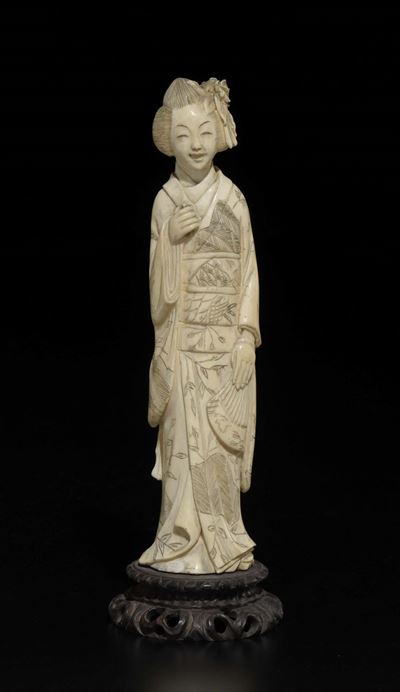 Figura di Geisha con Ventaglio e Nastro tra i Capelli Scolpita in Avorio, Giappone, Inizio XX Sec...