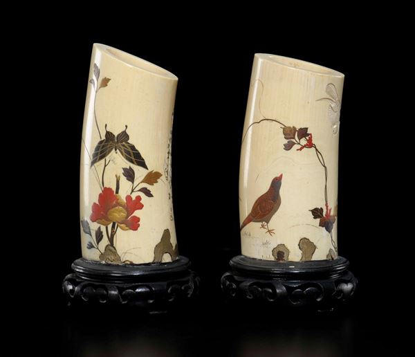 Coppia di portapennelli scolpiti in avorio con decoro naturalistico intarsiato, Cina, inizio XX secolo