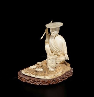 Figura di Contadino Scolpita in Avorio con Lancia, Cesta e Rospi Attorno a Lui, Cina, Inizio XX S...