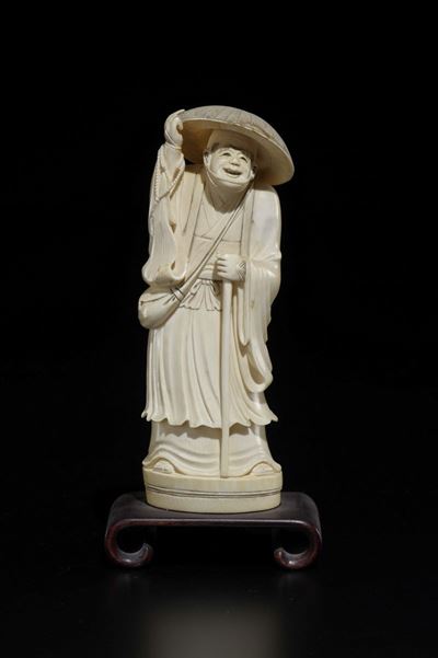 Figura di Contadino con Cappello e Bastone Scolpito in Avorio, Giappone, Inizio XX Secolo