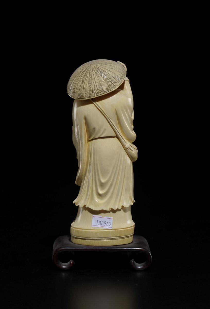 Figura di Contadino con Cappello e Bastone Scolpito in Avorio, Giappone, Inizio XX Secolo
