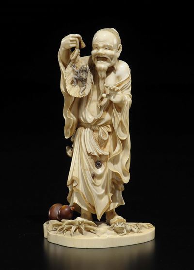 Figura di Saggio Scolpito in Avorio con un Ranocchio Attaccato alla Foglia che Tiene in Mano, Cin...