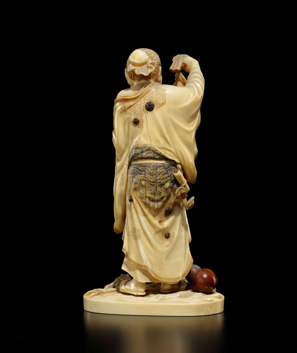 Figura di Saggio Scolpito in Avorio con un Ranocchio Attaccato alla Foglia che Tiene in Mano, Cin...