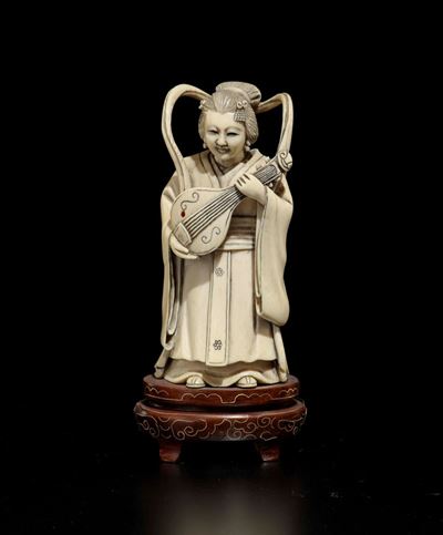 Piccola Figura di Guanyin Musicante Scolpita in Avorio, Cina, Inizio XX Secolo