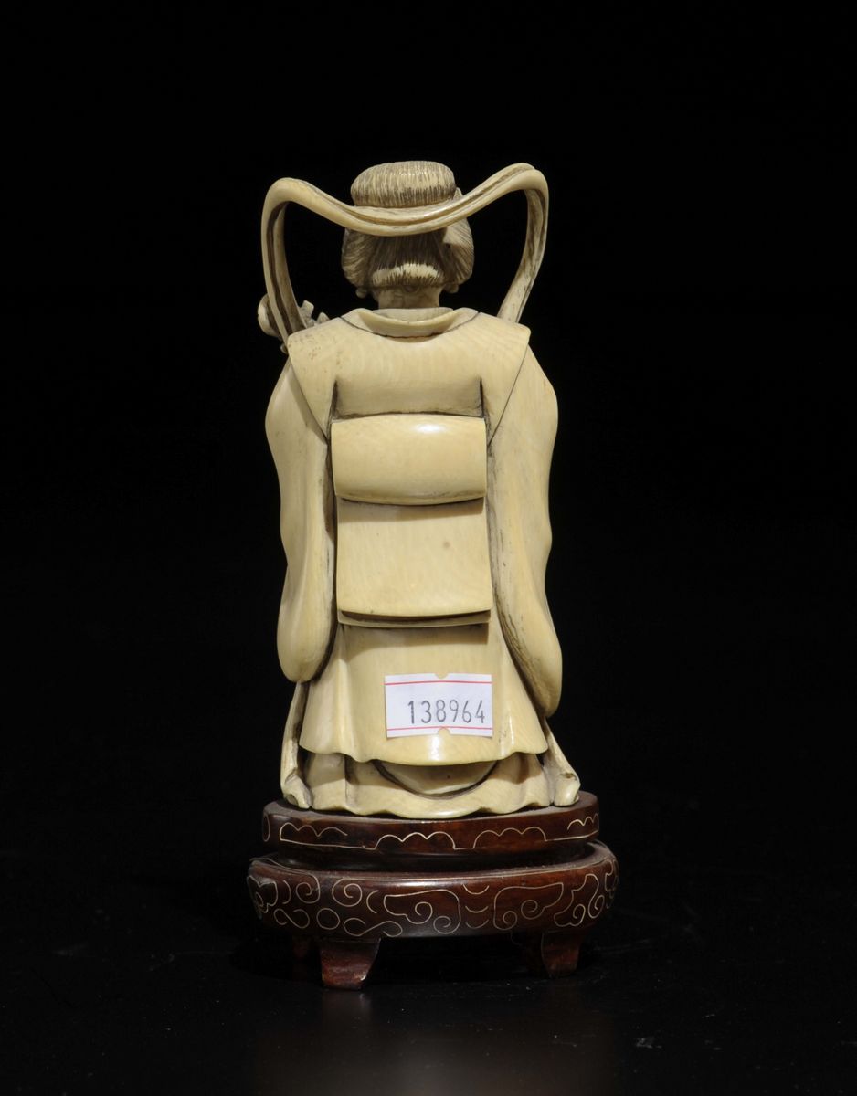 Piccola Figura di Guanyin Musicante Scolpita in Avorio, Cina, Inizio XX Secolo