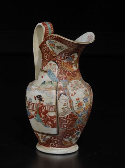 Brocca in Porcellana Imari con Raffigurazione di Geisha e Dignitario Entro Riserve, Giappone, XIX...