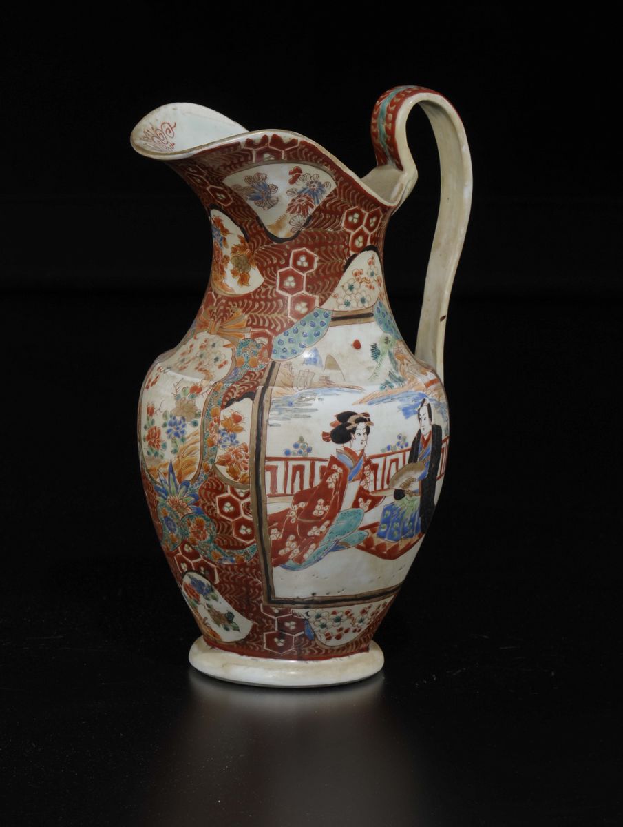 Brocca in Porcellana Imari con Raffigurazione di Geisha e Dignitario Entro Riserve, Giappone, XIX...