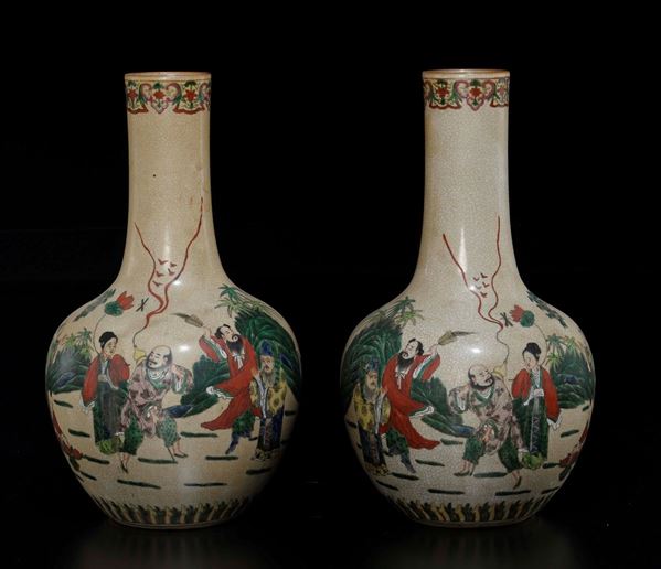 Coppia di vasi in porcellana craquelè a smalti policromi con raffigurazione di scene di vita comune, Cina, Dinastia Qing, XIX secolo