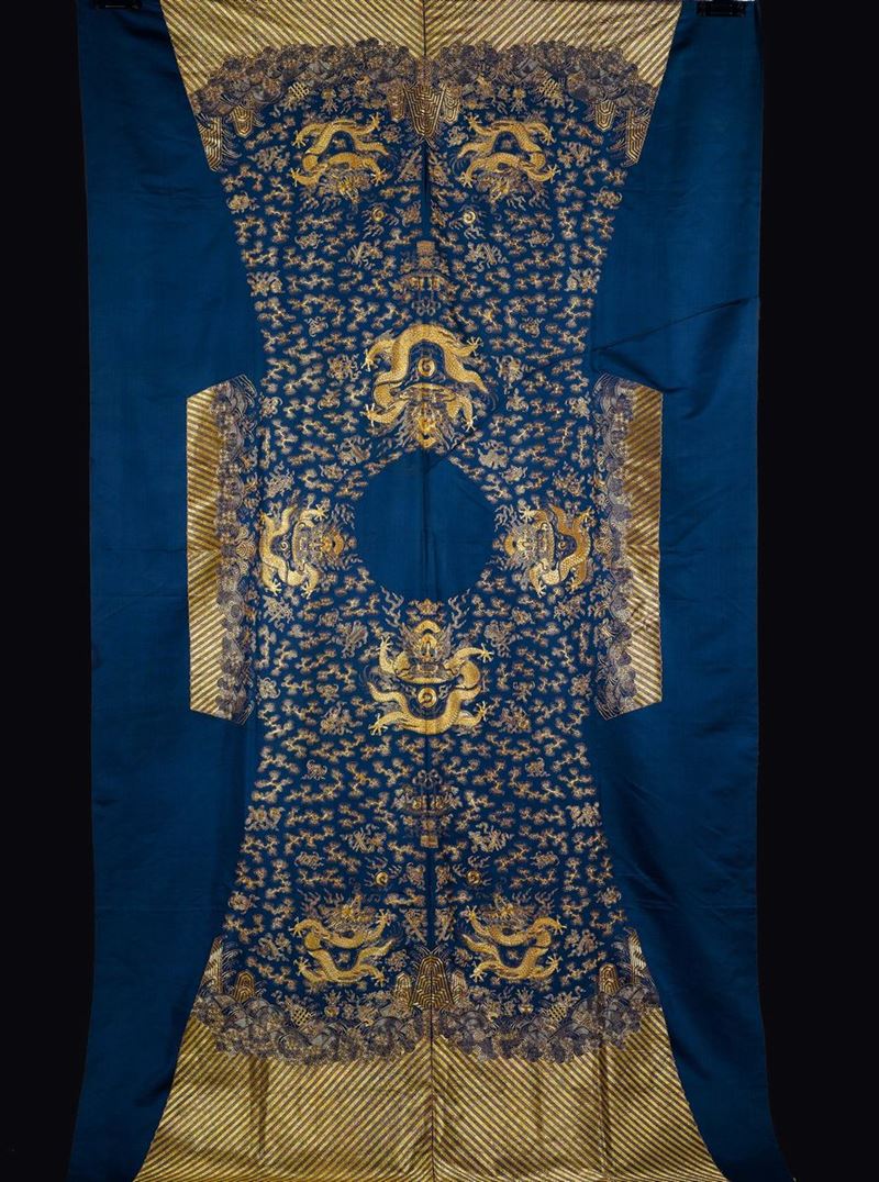 Tessuto in seta a fondo blu, probabile scampolo per veste, con ricamo di draghi dorati, Cina, Dinastia Qing, XIX secolo  - Asta Fine Chinese Works of Art - Cambi Casa d'Aste