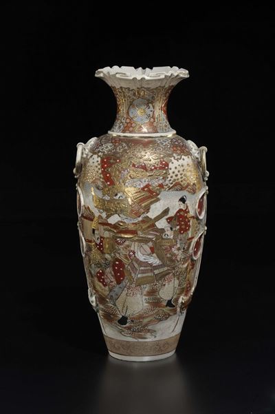 Vaso in Porcellana Satsuma con Raffigurazioni di Personaggi e Anse a Rilievo, Giappone, XIX Secol...
