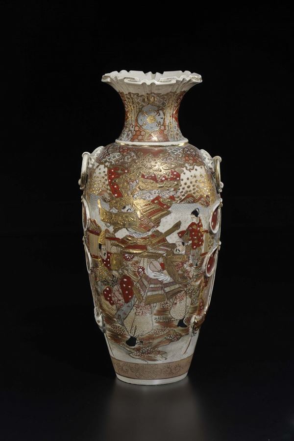 Vaso in porcellana Satsuma con raffigurazioni di personaggi e anse a rilievo, Giappone, XIX secolo