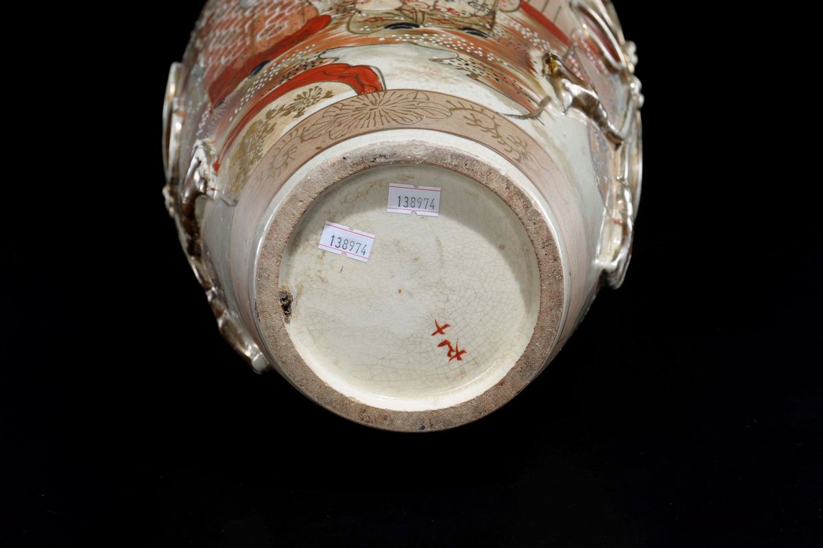 Vaso in Porcellana Satsuma con Raffigurazioni di Personaggi e Anse a Rilievo, Giappone, XIX Secol...