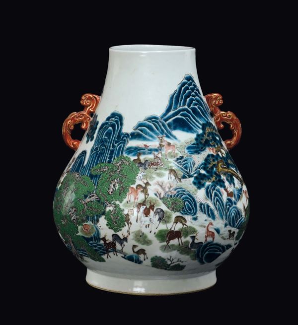 Vaso a doppia ansa in porcellana a smalti policromi con decoro cento cervi, Cina, Dinastia Qing, XIX secolo