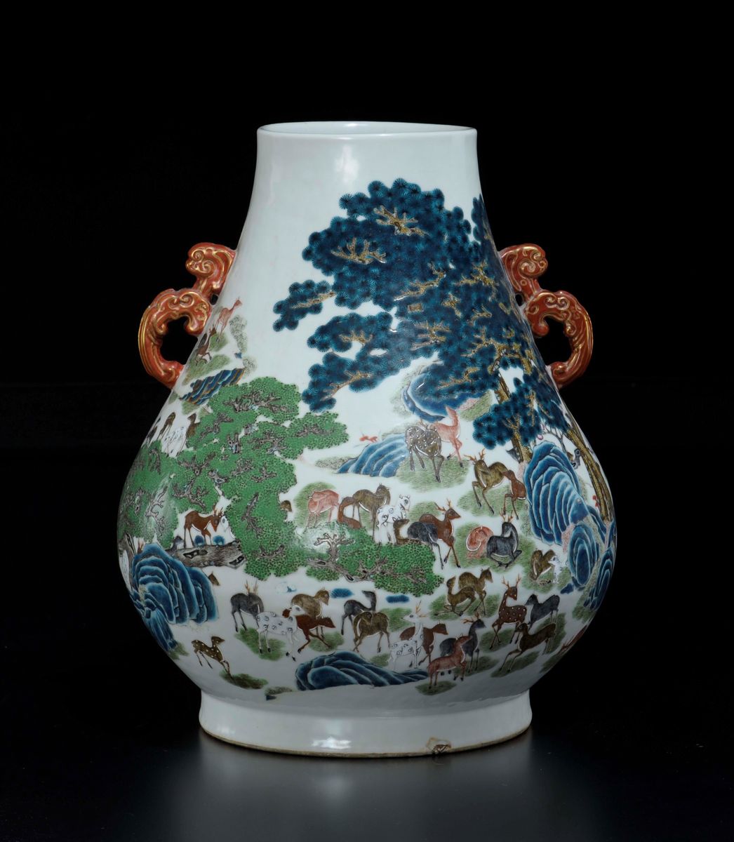 Vaso a Doppia Ansa in Porcellana a Smalti Policromi con Decoro Cento Cervi, Cina, Dinastia Qing, ...
