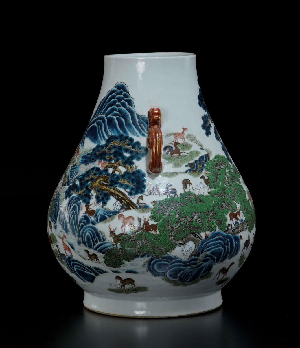 Vaso a Doppia Ansa in Porcellana a Smalti Policromi con Decoro Cento Cervi, Cina, Dinastia Qing, ...
