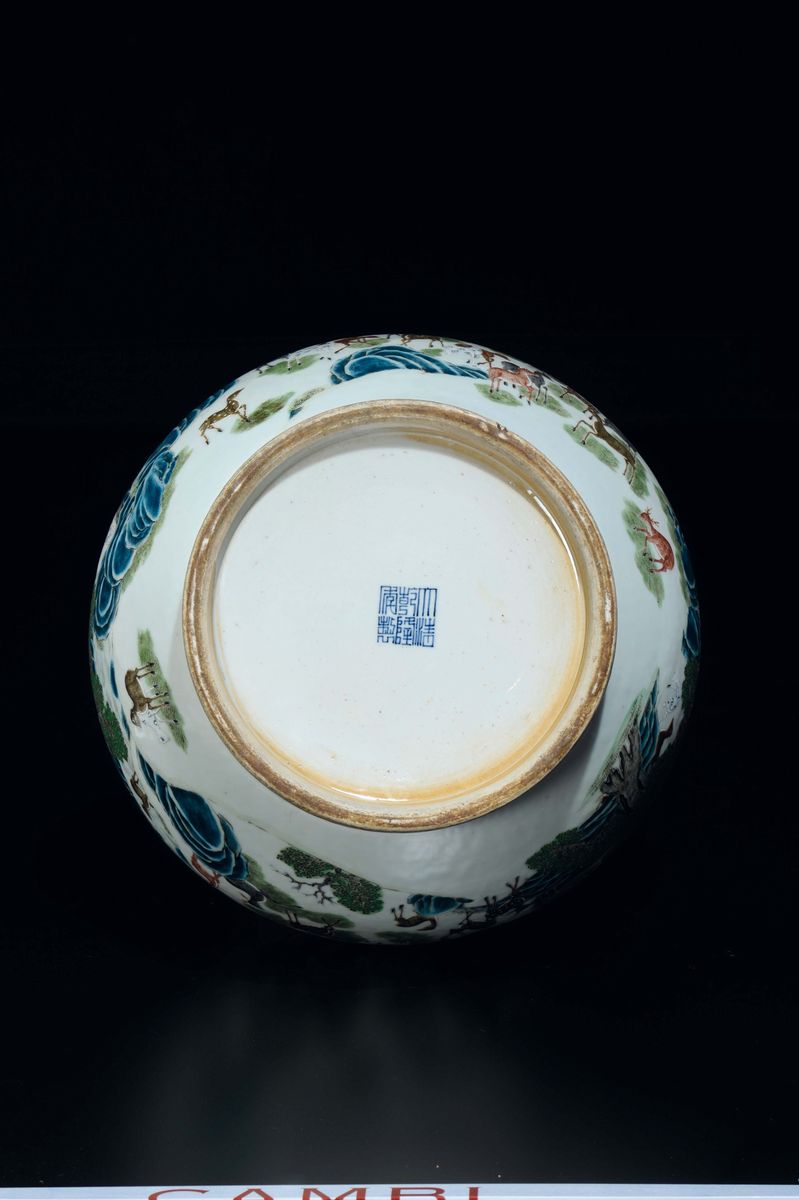 Vaso a Doppia Ansa in Porcellana a Smalti Policromi con Decoro Cento Cervi, Cina, Dinastia Qing, ...
