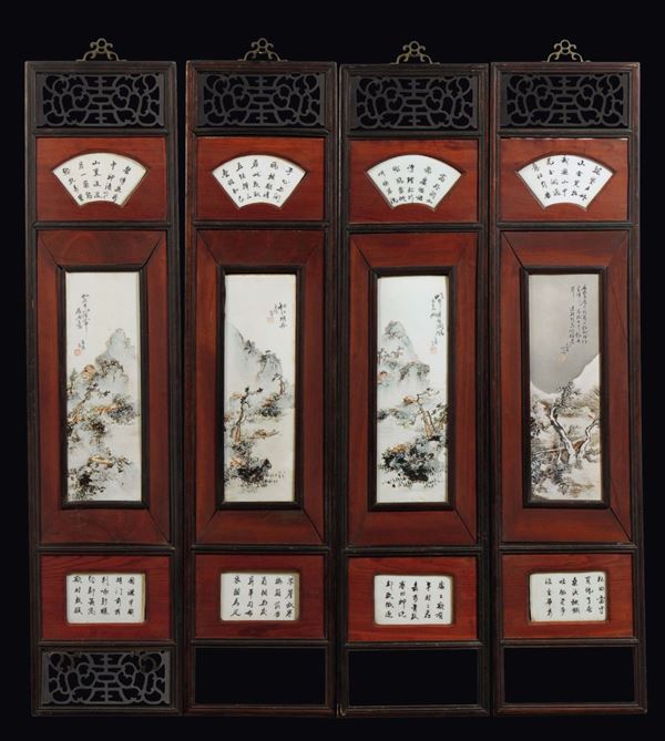 Paravento in legno a quattro ante con placche in porcellana policroma con paesaggi e iscrizioni, Cina,inizio XX secolo
