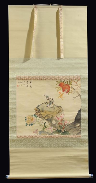 Scroll con Manico in Porcellana Dipinto su Carta con Uccellino e Iscrizione, Cina, XX Secolo