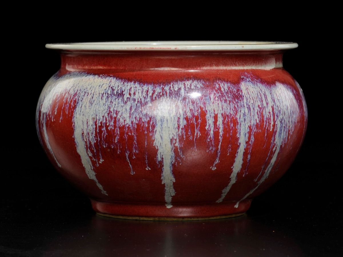 Vaso in Porcellana Flambè sui Toni del Rosso e Dell’azzurro, Cina, Dinastia Qing, Inizio XIX Seco...