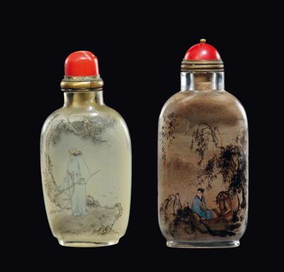 Lotto di Due Snuff Bottles in Vetro Dipinto con Personaggi e Iscrizioni, Cina, XX Secolo