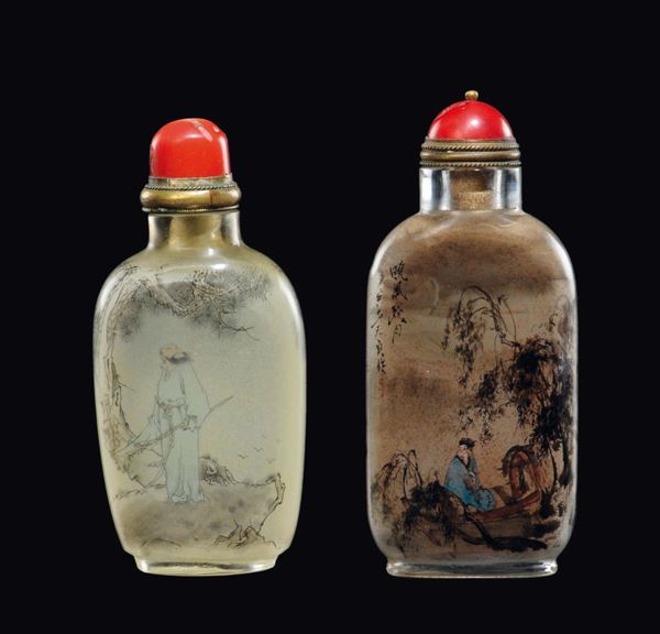 Lotto di due snuff bottles in vetro dipinto con personaggi e iscrizioni, Cina, XX secolo