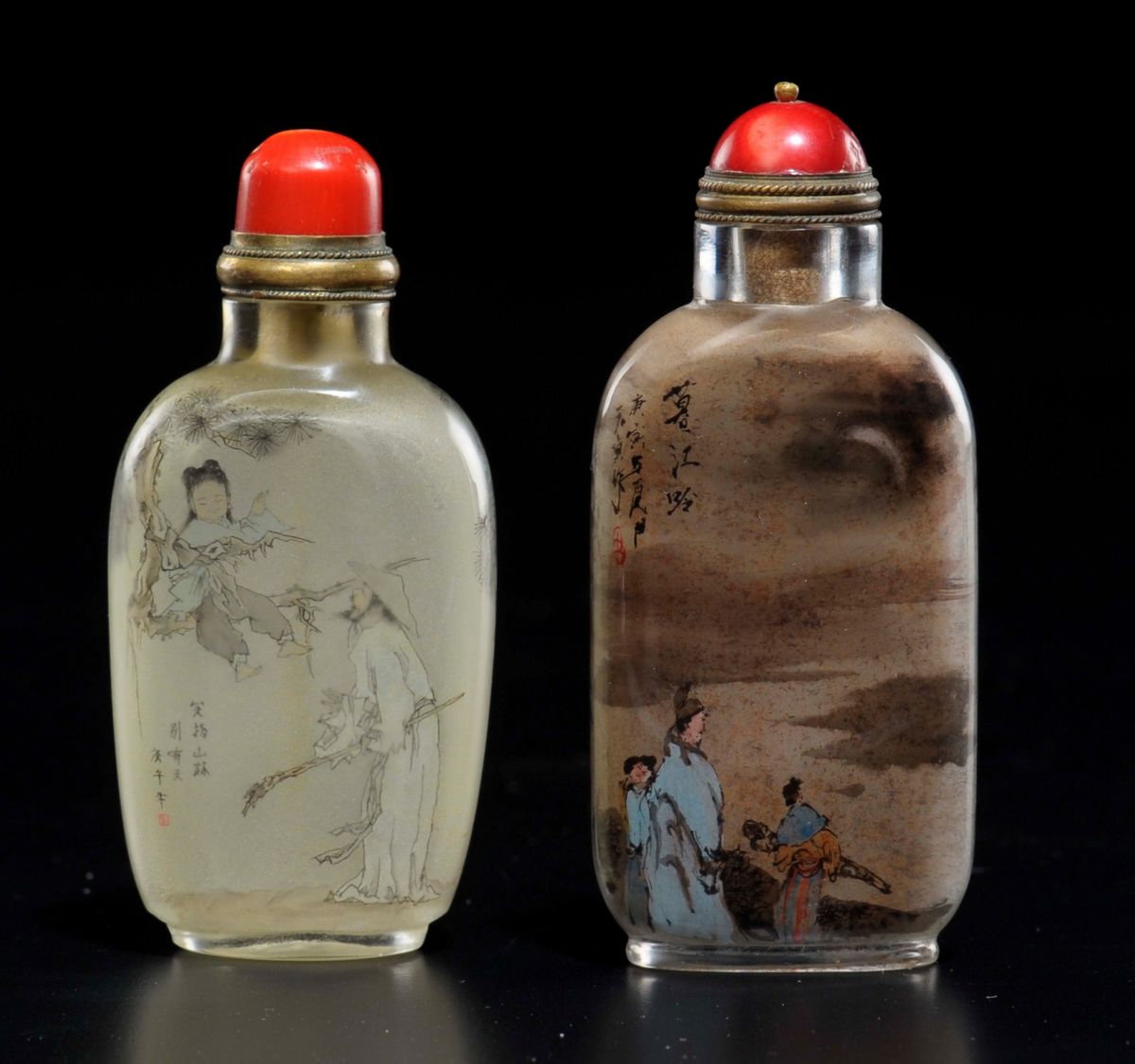 Lotto di Due Snuff Bottles in Vetro Dipinto con Personaggi e Iscrizioni, Cina, XX Secolo