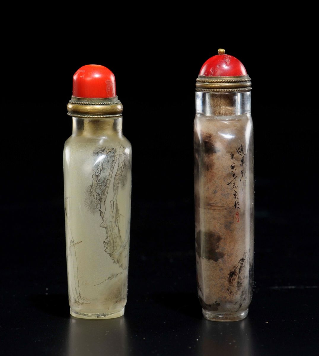 Lotto di Due Snuff Bottles in Vetro Dipinto con Personaggi e Iscrizioni, Cina, XX Secolo