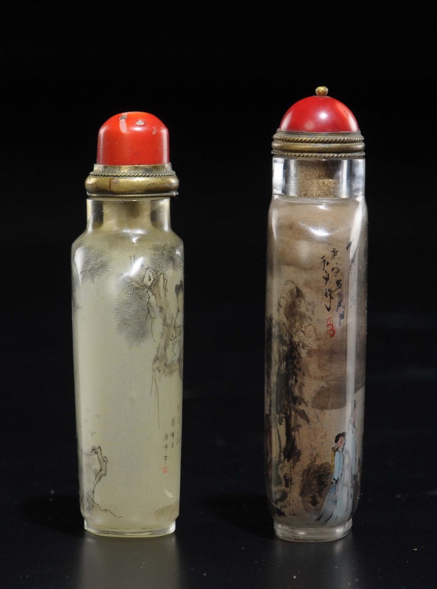 Lotto di Due Snuff Bottles in Vetro Dipinto con Personaggi e Iscrizioni, Cina, XX Secolo