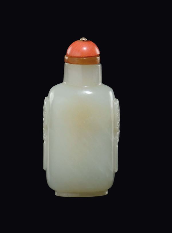 Snuff bottle in giada bianca con piccoli manici, Cina, Dinastia Qing, XVIII secolo