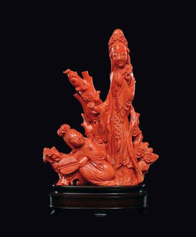 Gruppo in Corallo Raffigurante Due Guanyin con Ventaglio e Rami in Fiore, Cina, Inizio XX Secolo