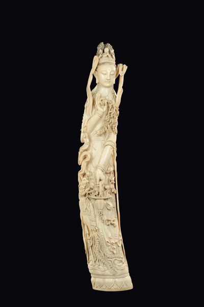 Grande Guanyin Incoronata in Avorio con Cestino e Rami Fioriti Eretta su Fiore di Loto, Cina, Ini...