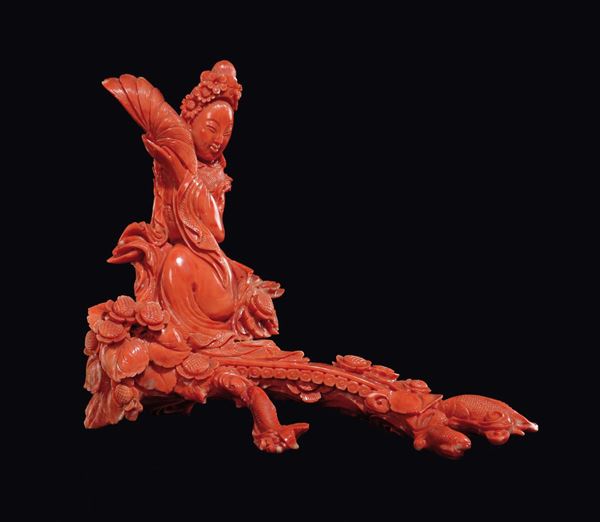 Corallo scolpito raffigurante Guanyin affacciata su un pontile con ventaglio di piume, Cina, inizio XX secolo