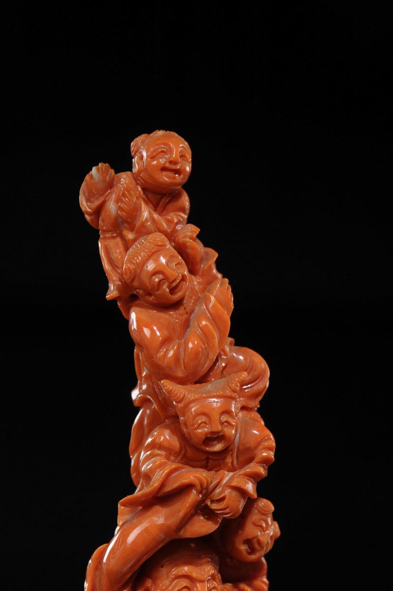 Gruppo Scolpito in Corallo Raffigurante Budai Sormontato da Fanciulli, Cina, Inizio XX Secolo
