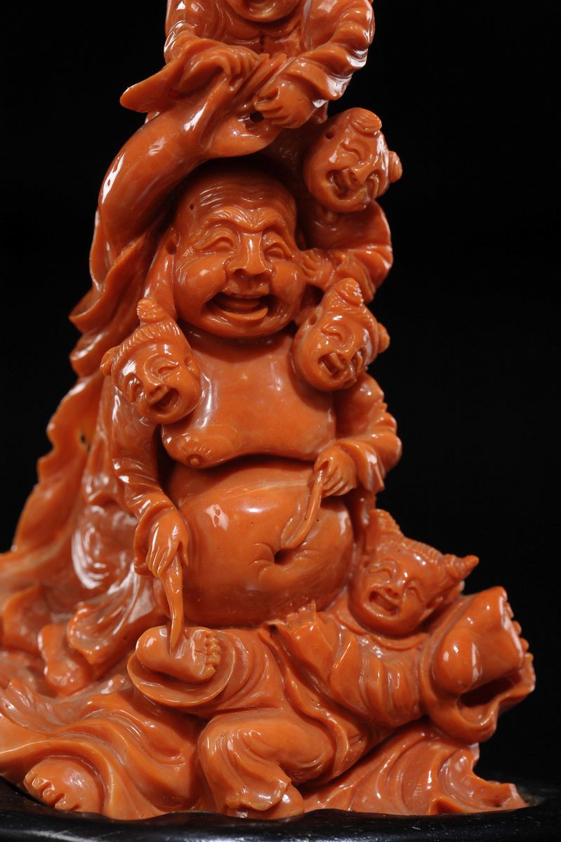 Gruppo Scolpito in Corallo Raffigurante Budai Sormontato da Fanciulli, Cina, Inizio XX Secolo