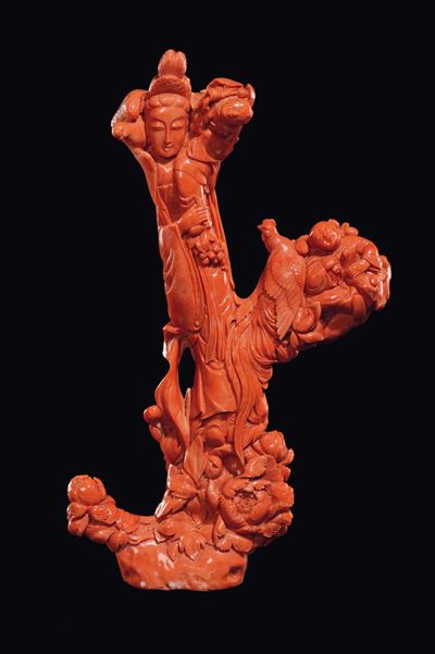 Grande Scultura in Corallo Raffigurante Guanyin Posata su Fiori con Grappolo D'uva in Mano e Ucce...