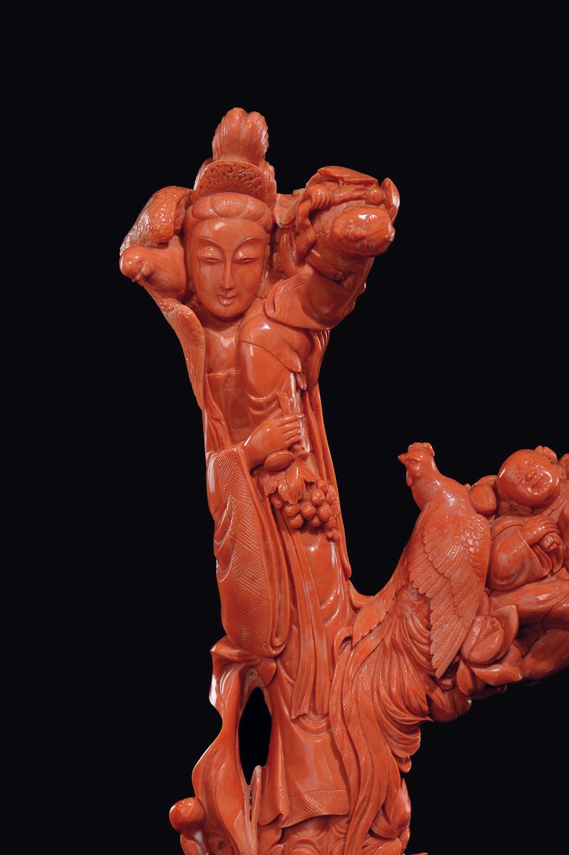 Grande Scultura in Corallo Raffigurante Guanyin Posata su Fiori con Grappolo D'uva in Mano e Ucce...