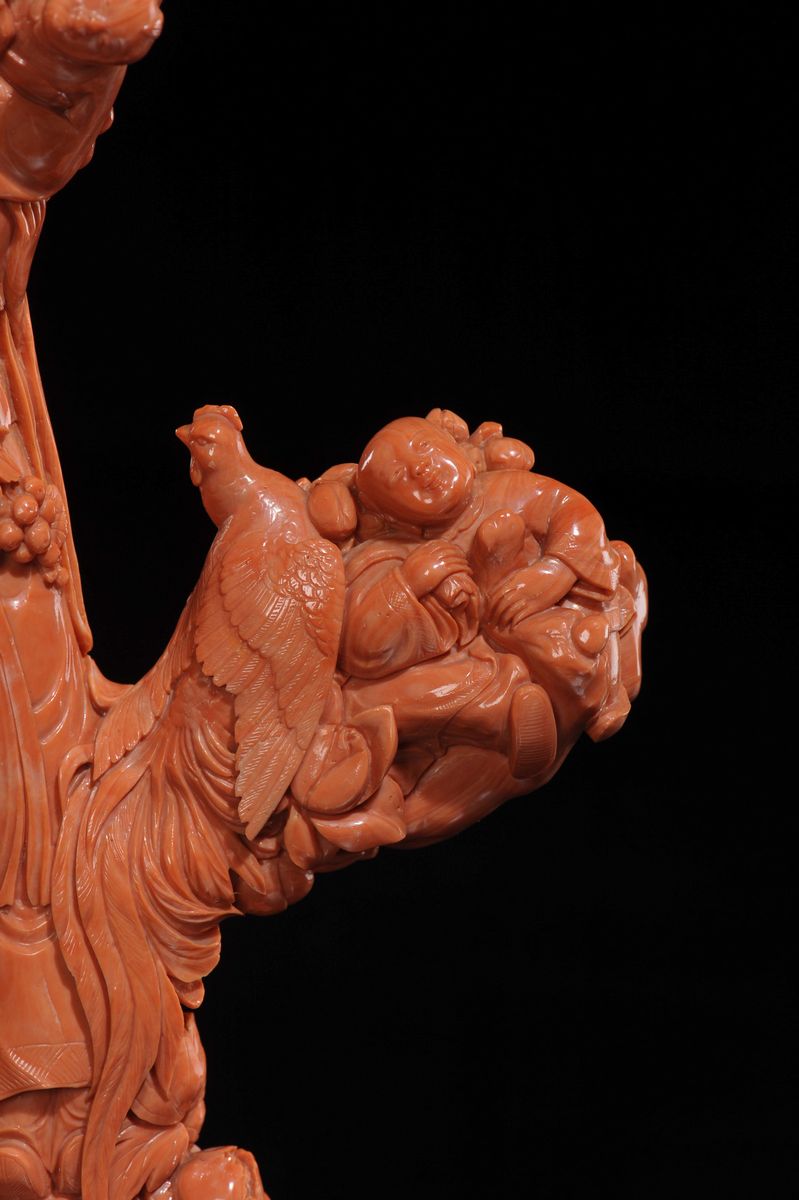 Grande Scultura in Corallo Raffigurante Guanyin Posata su Fiori con Grappolo D'uva in Mano e Ucce...