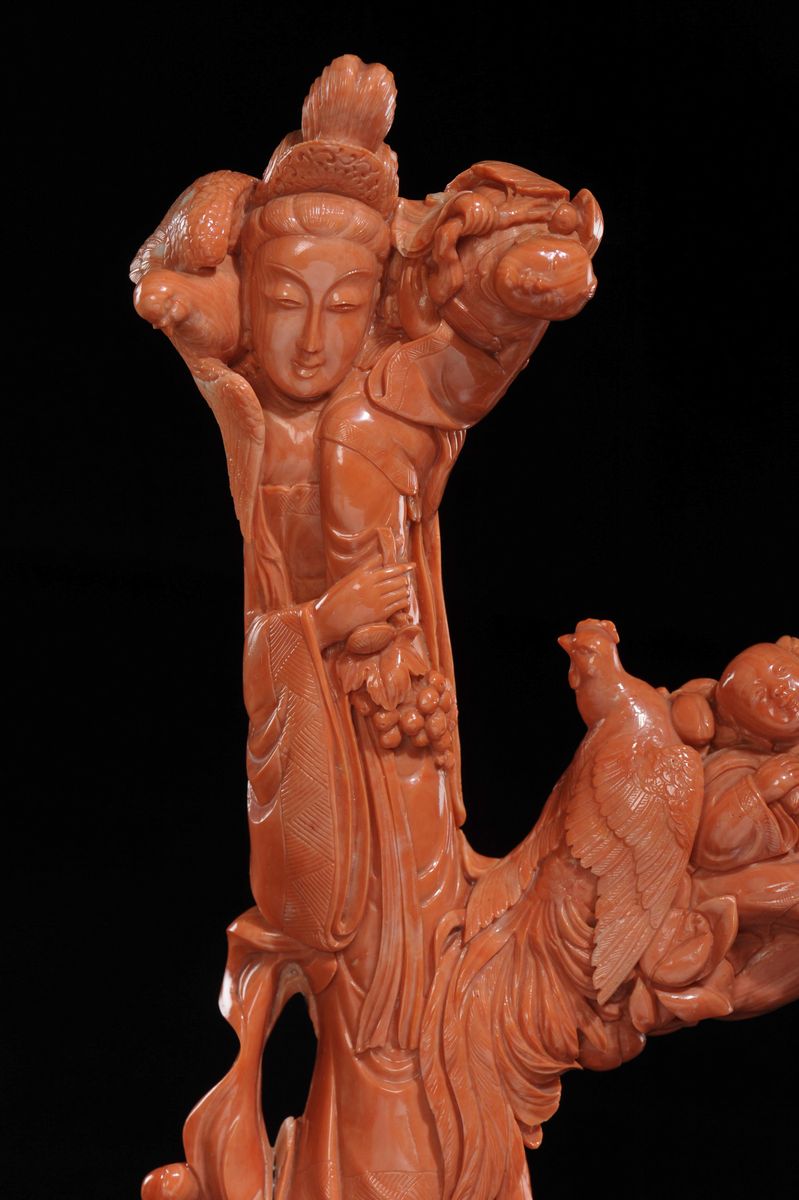Grande Scultura in Corallo Raffigurante Guanyin Posata su Fiori con Grappolo D'uva in Mano e Ucce...