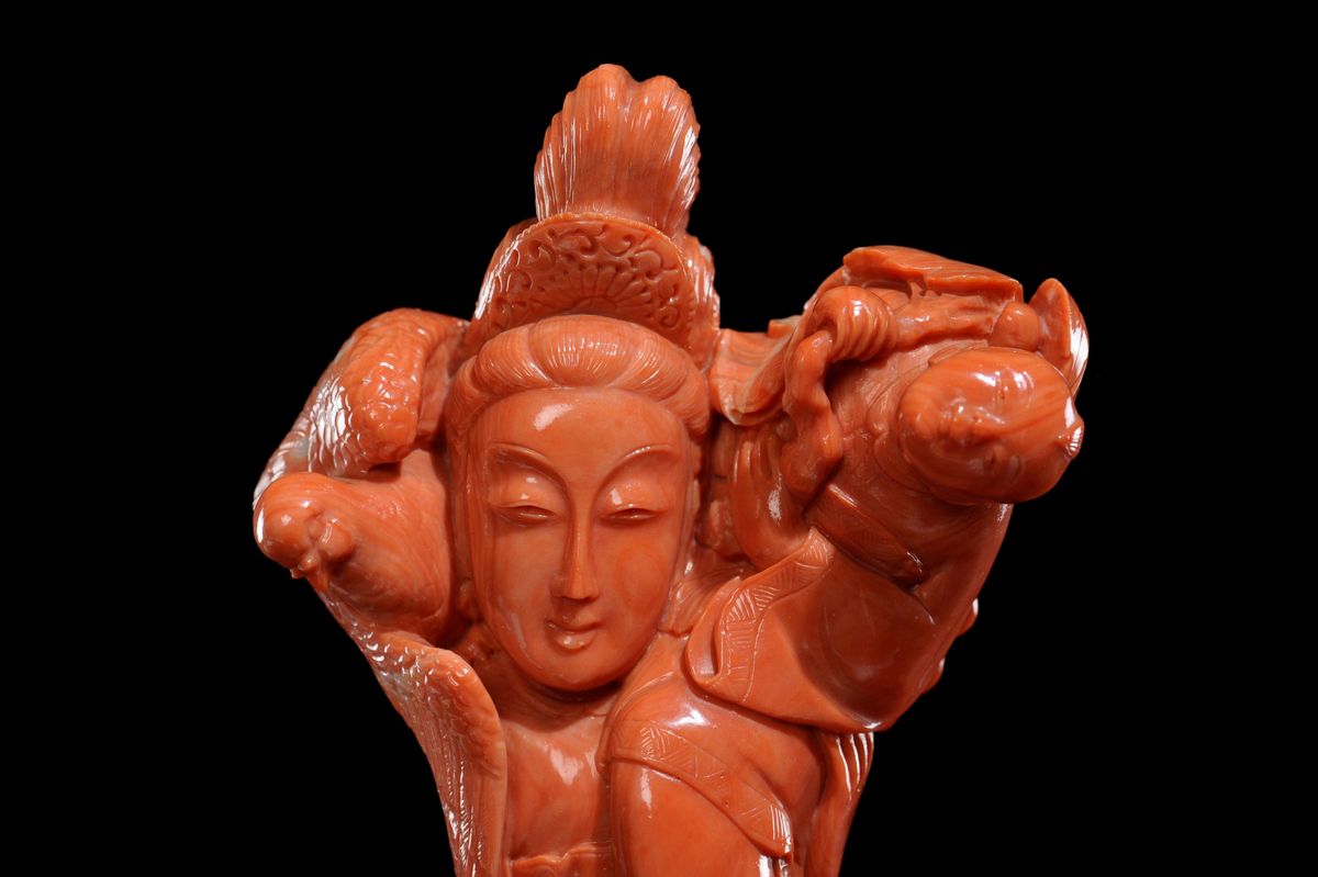 Grande Scultura in Corallo Raffigurante Guanyin Posata su Fiori con Grappolo D'uva in Mano e Ucce...