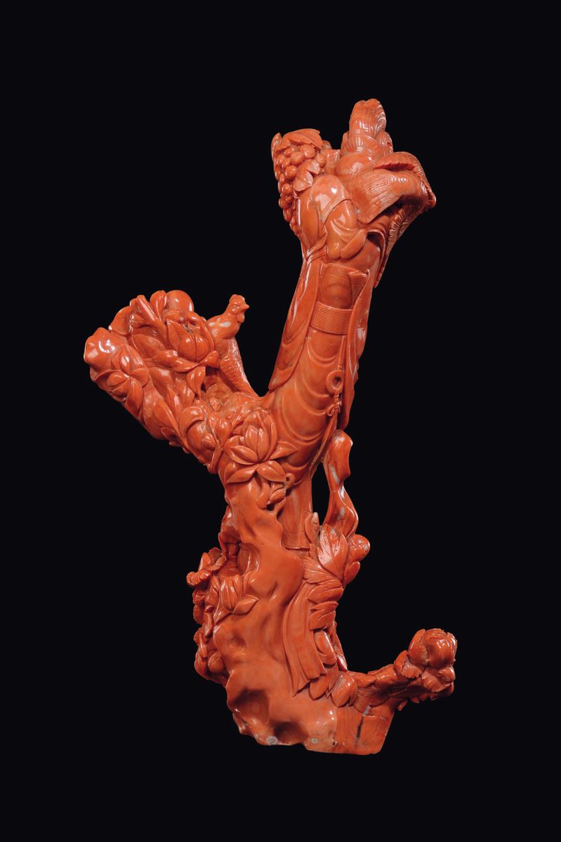 Grande Scultura in Corallo Raffigurante Guanyin Posata su Fiori con Grappolo D'uva in Mano e Ucce...