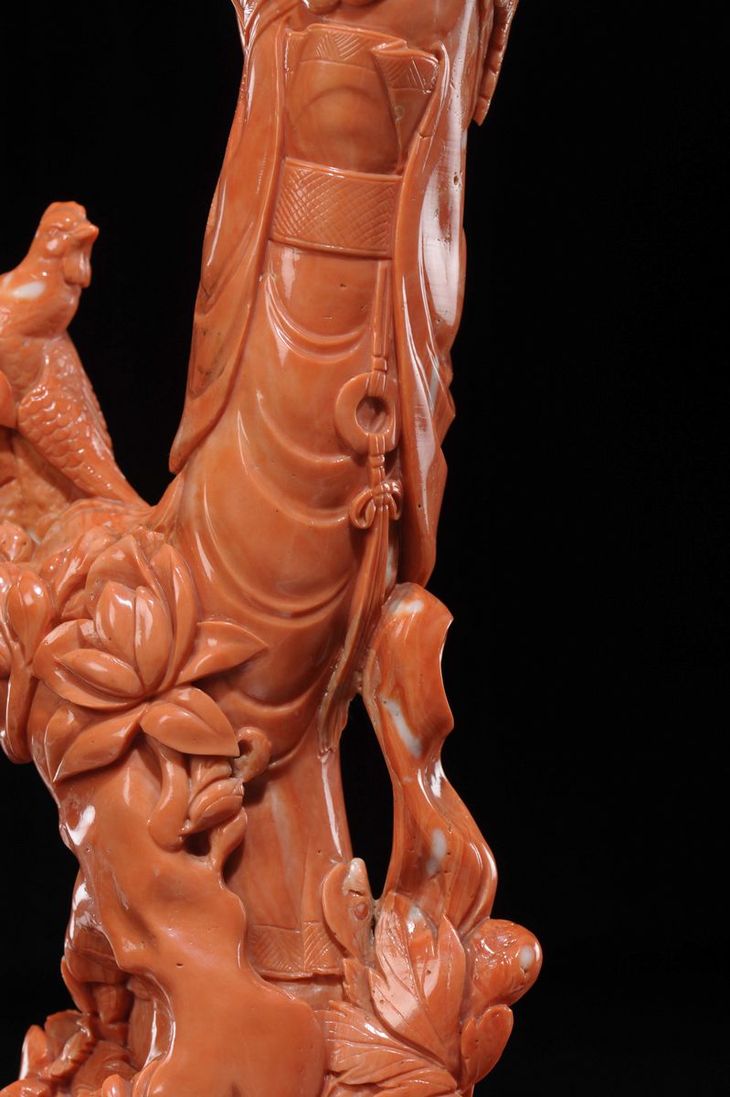 Grande Scultura in Corallo Raffigurante Guanyin Posata su Fiori con Grappolo D'uva in Mano e Ucce...