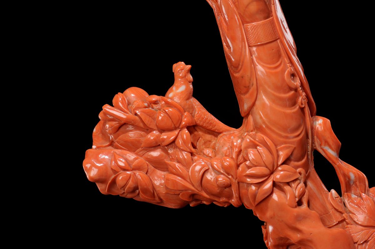 Grande Scultura in Corallo Raffigurante Guanyin Posata su Fiori con Grappolo D'uva in Mano e Ucce...