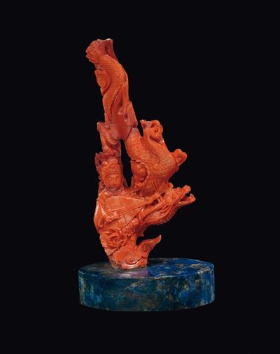 Scultura in Corallo con Guanyin Musicante Poggiata su Drago con Base in Lapislazzulo, Cina, Inizi...