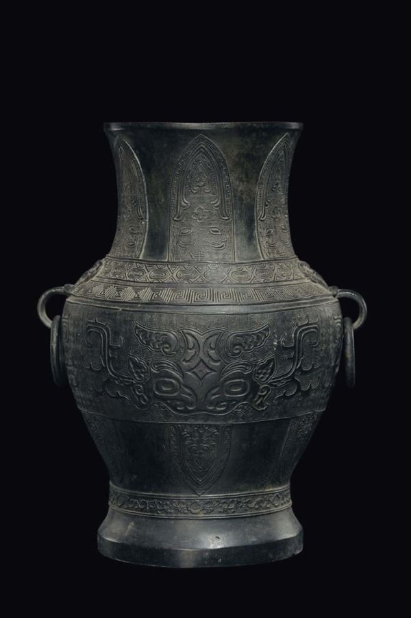 Vaso con manici ad anelli in bronzo sbalzato a decoro geometrico d'ispirazione arcaica, Cina, Dinastia Ming, XVII secolo
