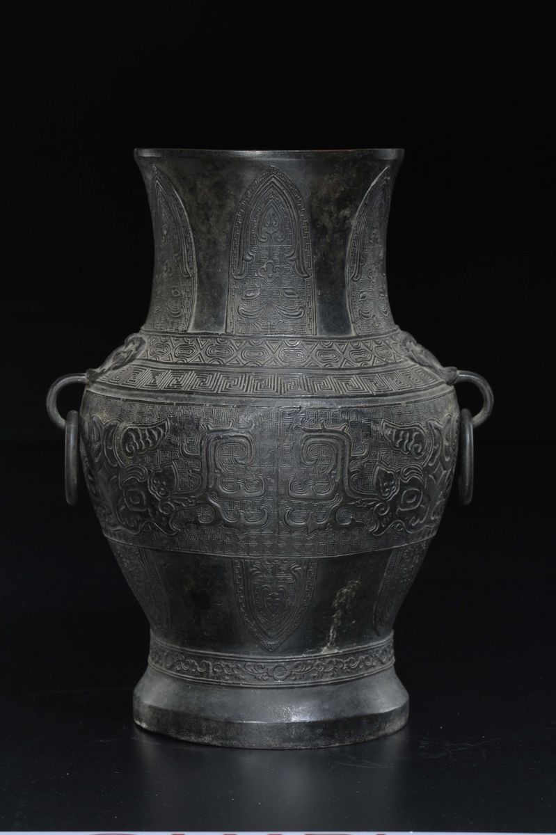 Vaso con Manici Ad Anelli in Bronzo Sbalzato a Decoro Geometrico D'ispirazione Arcaica, Cina, Din...