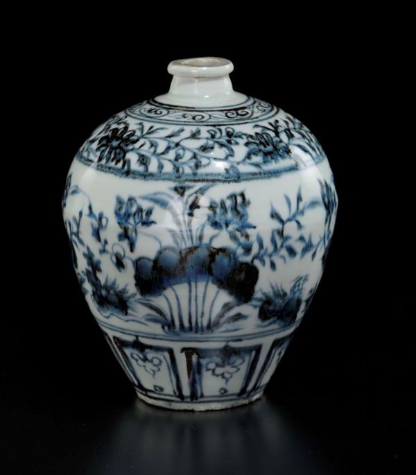 Piccola giara in porcellana bianca e blu a decoro naturalistico, Cina, XX secolo